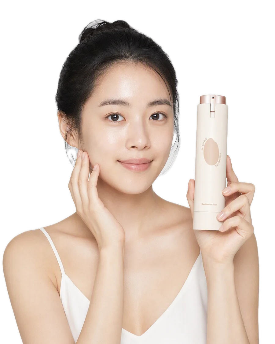 Salsarang Rice Balance Resilience Cream Pirinç Kepeği Dengeleyici Anti Aging Krem Kore 50ml kullanan model