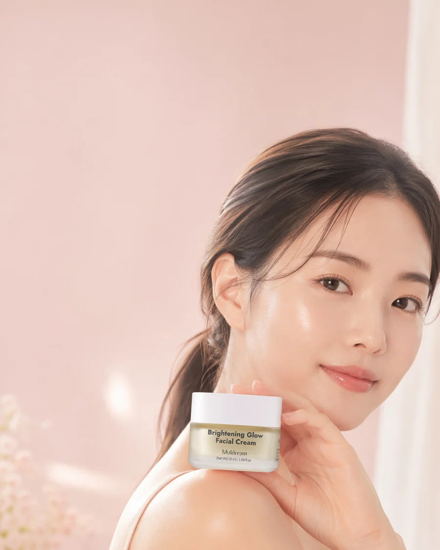 Brightening Glow Facial Cream kullanan model