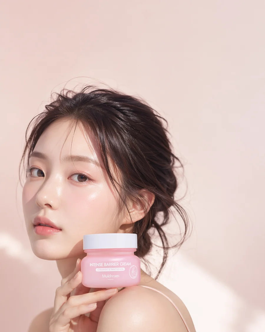 Intense Barrier Cream kullanan model