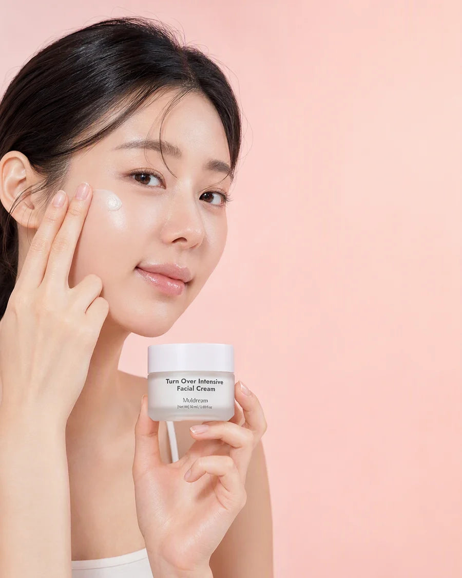Turn Over Intensive Facial Cream kullanan model