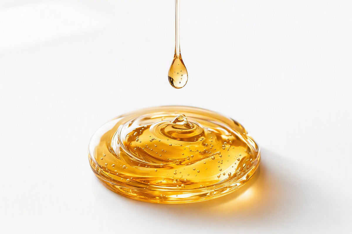 Altın renkli serum damlası
