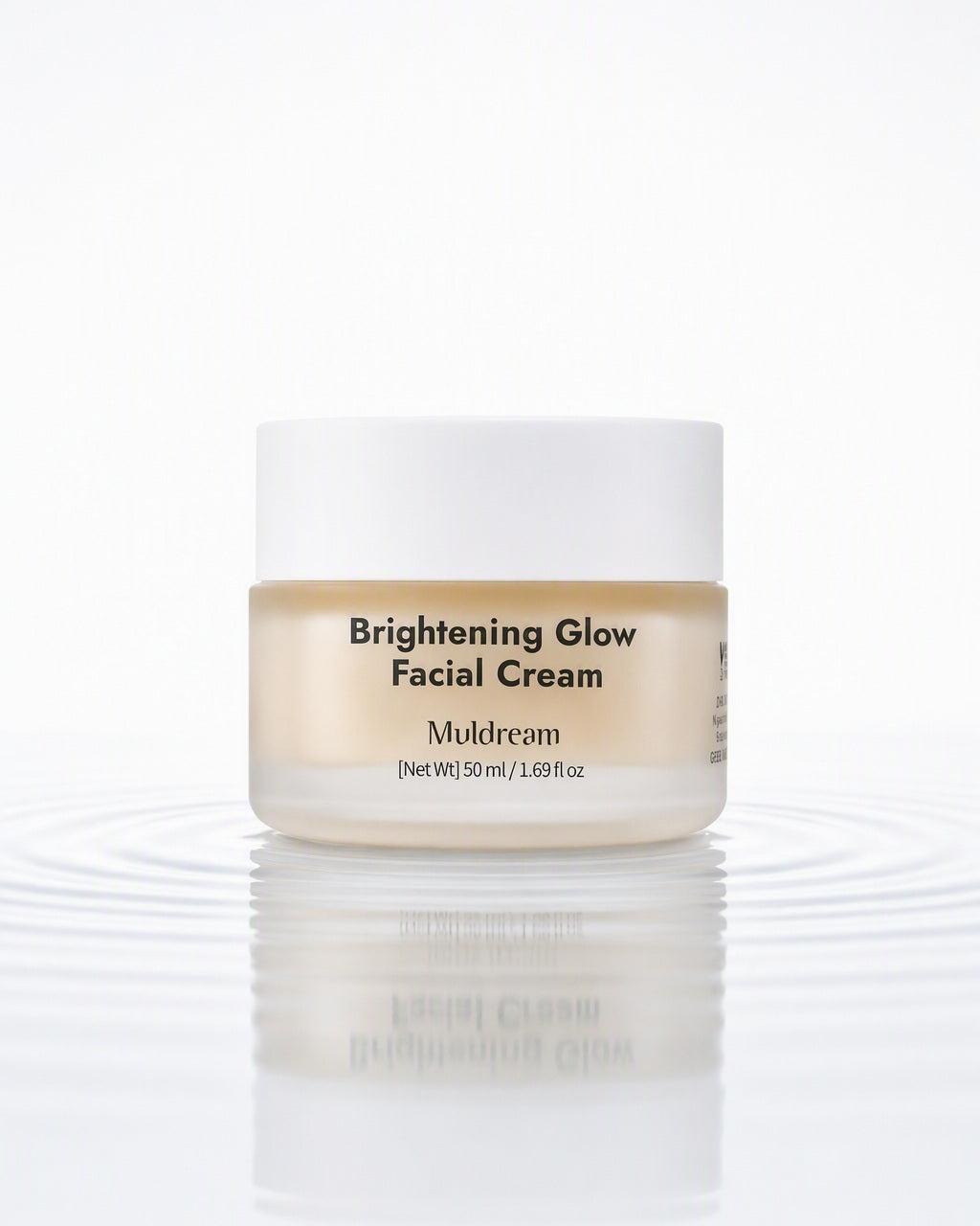 Brightening Glow Facial Cream — su üstünde, yayılan halkalar