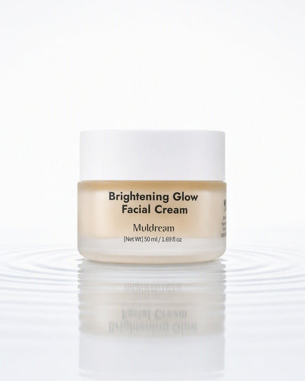 Brightening Glow Facial Cream — su üstünde, yayılan halkalar