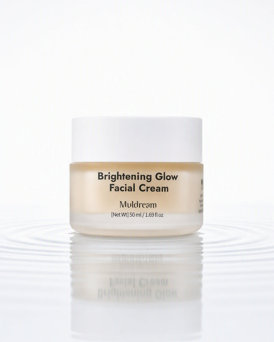 Brightening Glow Facial Cream — su üstünde, yayılan halkalar