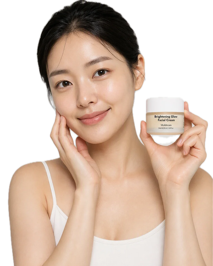 Brightening Glow Facial Cream – Aydınlatıcı Krem 50 ml kullanan model