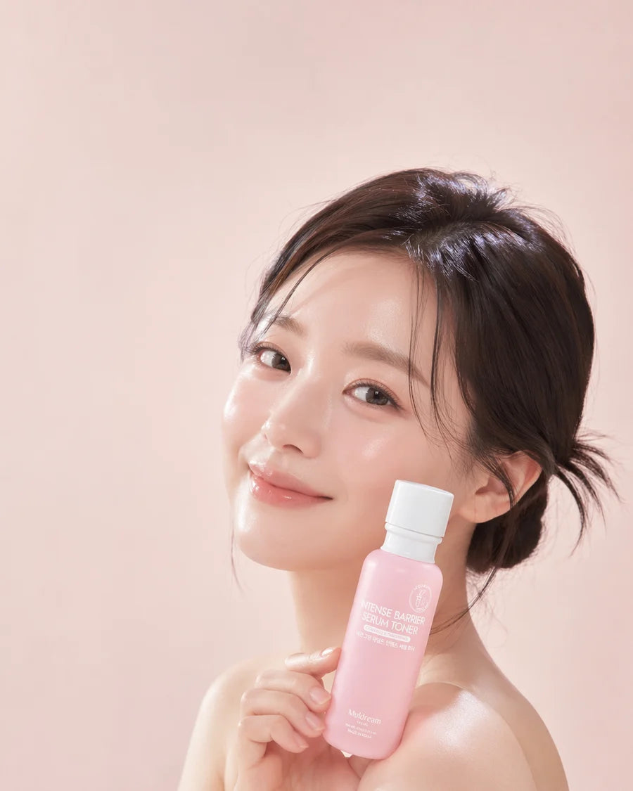 Intense Barrier Serum Toner kullanan model