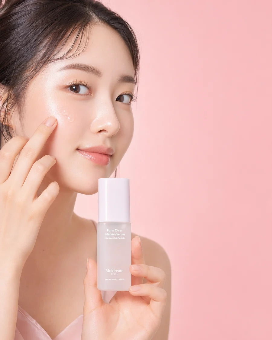 Turn Over Serum kullanan model